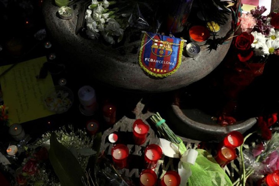 People gather around an impromptu memorial a day after a van crashed into pedestrians at Las Rambals in Barcelona, Spain. August 18, 2017. Reuters