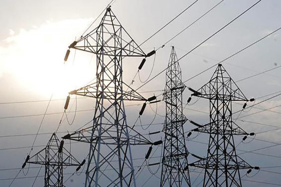 Power lines are seen against the background of a grey cloudy sky. Photo: Internet