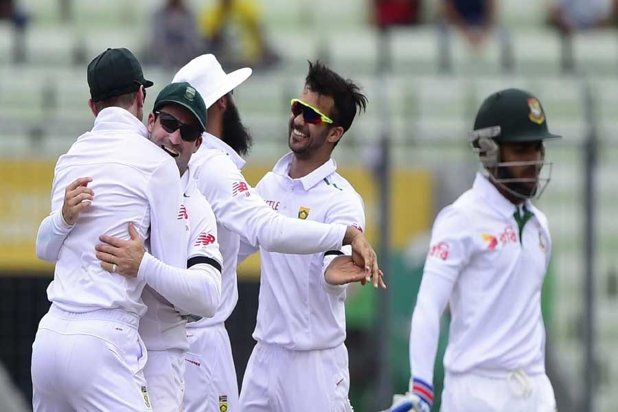 S Africa lose both openers in 2nd knock