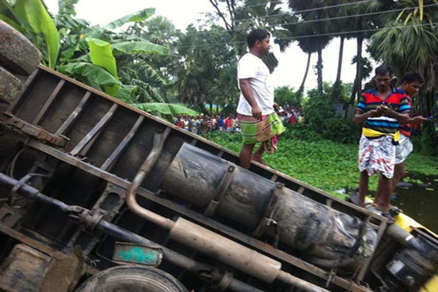 Bus plunge kills 7, injures 15