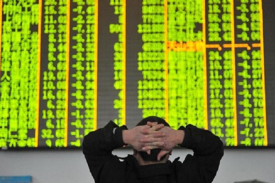 An investor looks at an electronic screen at a brokerage house in Hangzhou, Zhejiang province, January 26, 2016. Reuters/File Photo