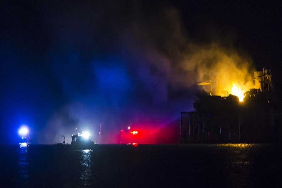 Rescue boats surround a rig in Lake Pontchartrain near New Orleans, La., after the rig exploded late on Sunday, Oct. 15, 2017. (AP photo)