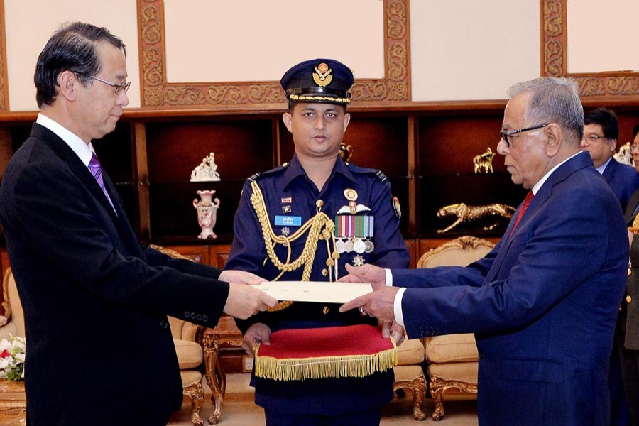 Newly appointed Japanese Ambassador in Bangladesh Hiroyasu Izumi presents his credentials to President Md Abdul Hamid at Bangabhaban on Tuesday.	— PID Photo