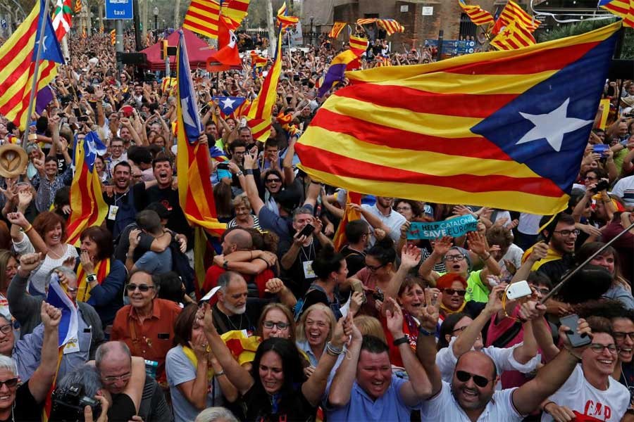 People celebrate after the Catalan regional parliament passes the vote of the independence from Spain in Barcelona, Spain October 27, 2017. (Reuters photo)