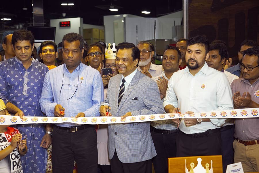 Magician Jewel Aich inaugurates the fifth outlet of Burger King TM in Jamuna Future Park.