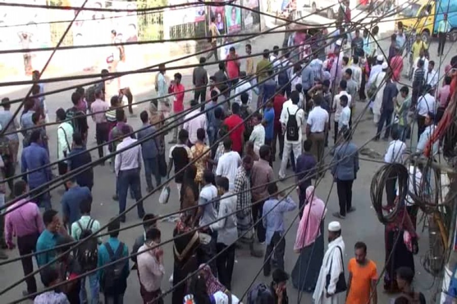 Commuters were seen waiting for public transports: Photo UNB