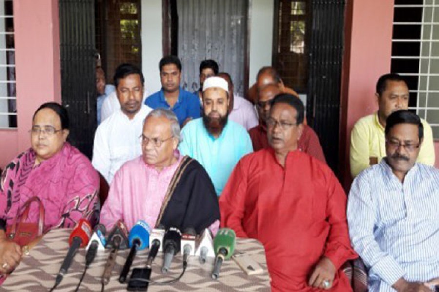 BNP senior joint secretary general Ruhul Kabir Rizvi talking to reporters at his Sardar Para house in Kurigram on Tuesday noon, photo: Collectd