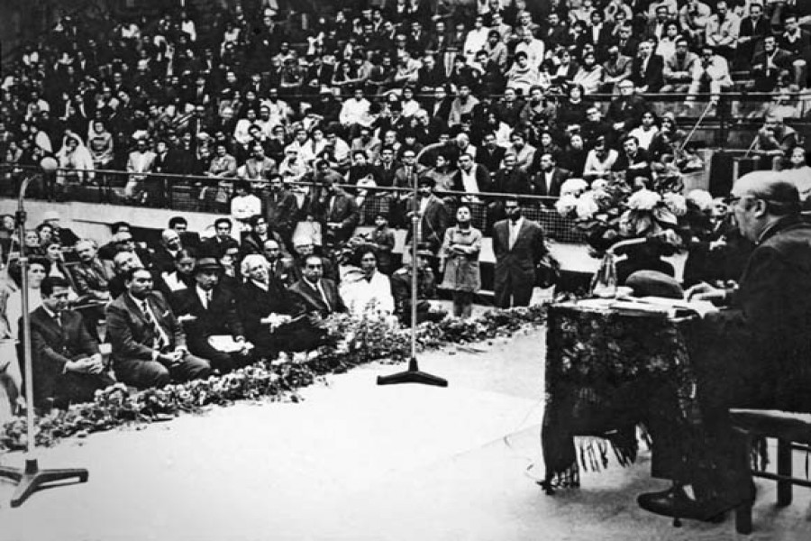 Pablo Neruda in a poetry recital at Valparaiso, Chile in 1971