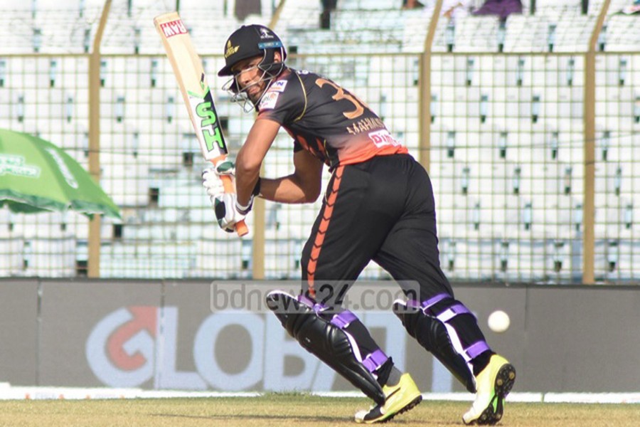 Khulna Titans' skipper Mahmudullah Riyad plays a shot during their match against Rangpur Riders in the 5th BPL T20 at the Zahur Ahmed Chowdhury Stadium in Chittagong on Friday.	— bdnews24.com