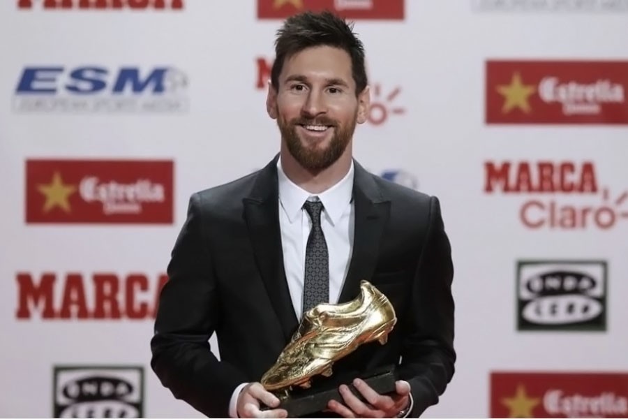 FC Barcelona's Lionel Messi poses with his his fourth Golden Shoe (courtesy: AP)