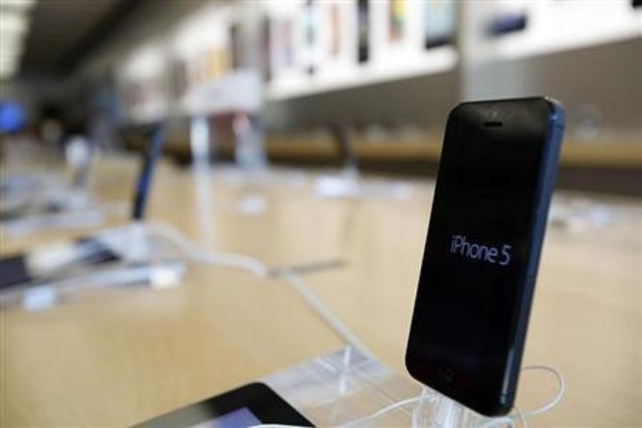 An iPhone 5 is pictured on display at an Apple Store in Pasadena, California July 22, 2013. Reuters