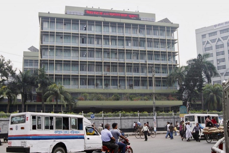 Commuters pass by the front of the Bangladesh central bank building in Dhaka, Bangladesh on March 8, 2016. Reuters/File Photo