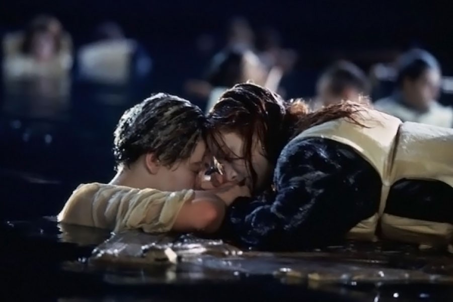 The iconic scene in James Cameron’s Titanic, where Jack (Leonardo DiCaprio) is seen sinking through the icy water as Rose (Kate Winslett) is on lying on top of a makeshift raft (Collected from internet)