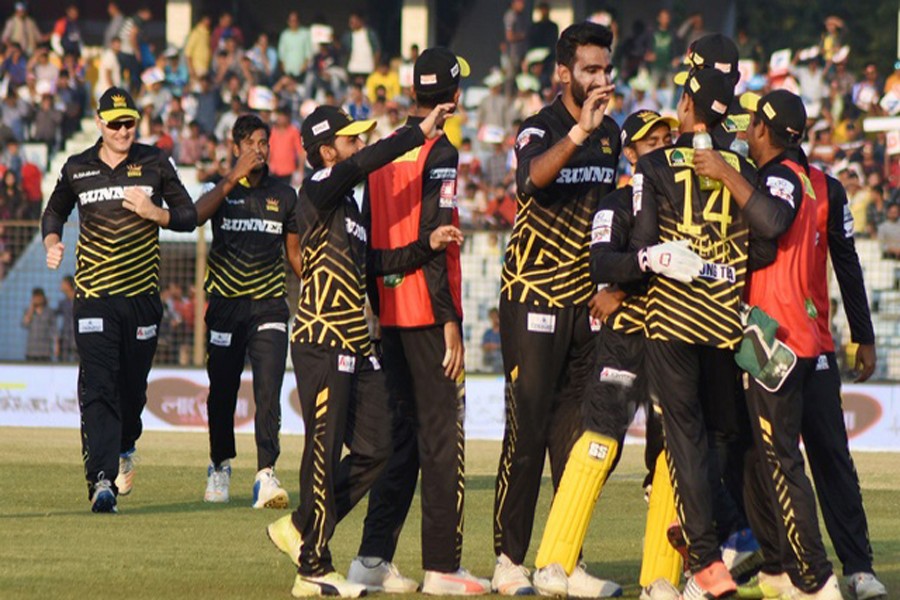 Cricketers of Rajshahi Kings celebrate after winning the match against Chittagong Vikings in the 5th BPL T20 at the Zahur Ahmed Chowdhury Stadium in Chittagong on Wednesday.	— bdnews24.com