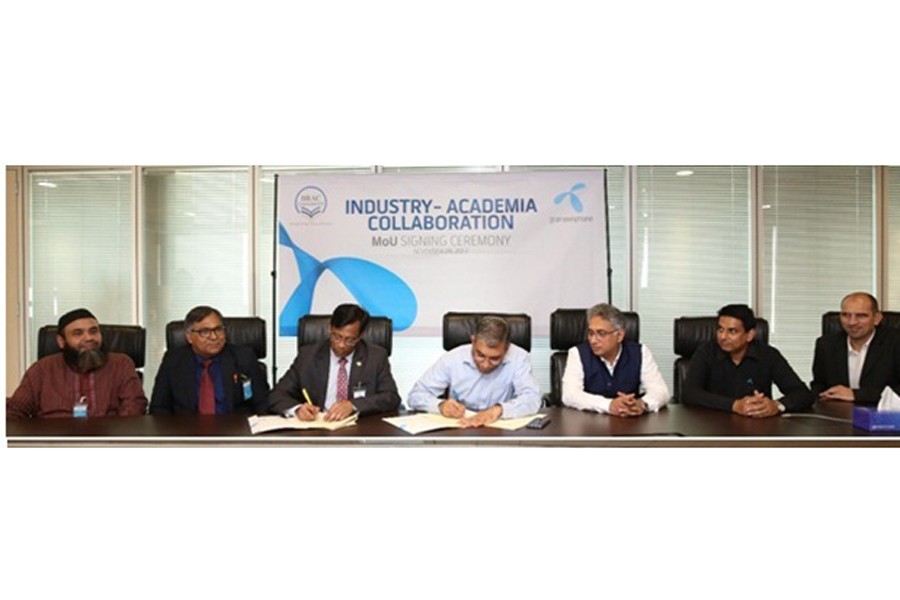 BRAC University signs MoU with Grameenphone