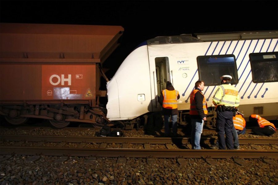 Rescue personnel stand next to damaged carriages at the site of train crash in Meerbusch, Germany December 5, 2017. (REUTERS photo)