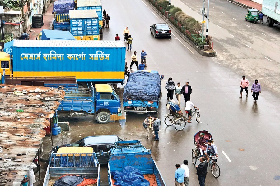 Truck drivers are back occupying the road from Sat Rasta Square to Tejgaon rail-crossing in the capital to use as a truck-stand.— FE Photo