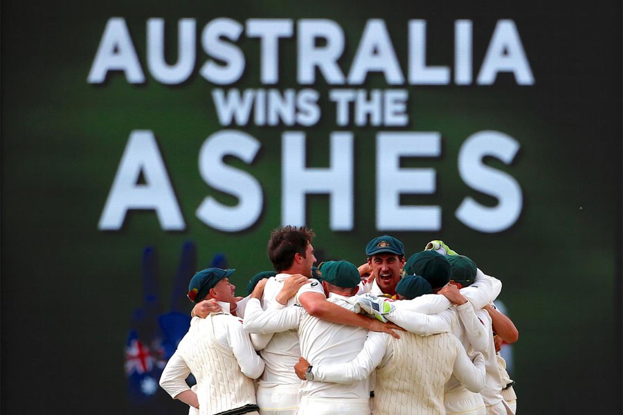 Ashes test match - Australia v England - WACA Ground, Perth, Australia, December 18, 2017. Australian players celebrate after winning the third Ashes cricket test match. (Reuters Photo)