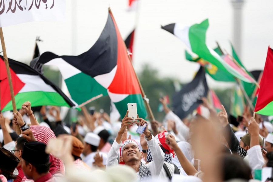 Tens of thousands of Muslims protest against US President Donald Trumps's decision to recognise Jerusalem as Israel's capital, in Jakarta, Indonesia, December 17, 2017. Reuters