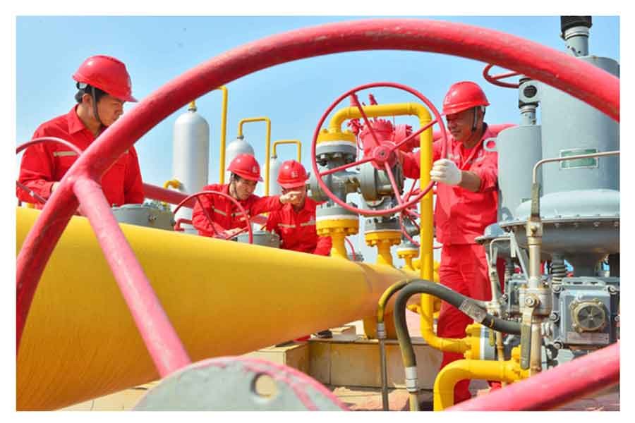 Technology staff of China Petroleum & Chemical Corporation inspect production facilities in Puyang, Central China's Henan province.