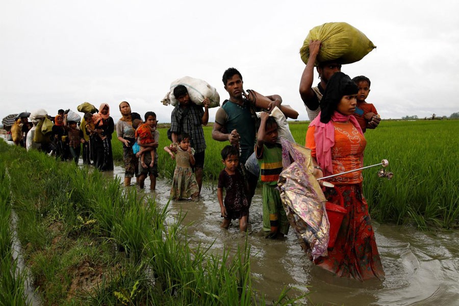 A group of Rohingya refugee people walk in the water after crossing the Bangladesh-Myanmar border in Teknaf, Bangladesh, September 1, 2017. (REUTERS)