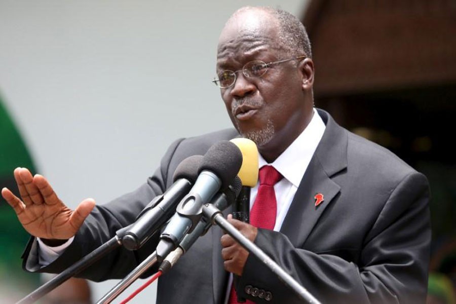 Tanzania's President John Pombe Magufuli addresses members of the ruling Chama Cha Mapinduzi Party (CCM) at the party's sub-head office on Lumumba road in Dar es Salaam, Tanzania October 30, 2015. (REUTERS)