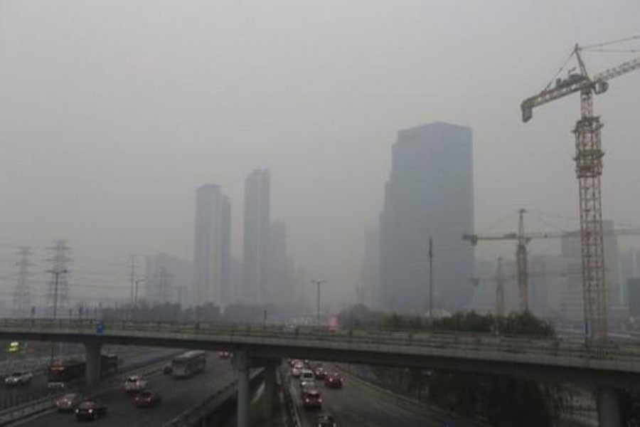 Vehicles drive towards the Central Business District (CBD) amid heavy smog in Beijing, China, November 28, 2015. Photo: Reuters