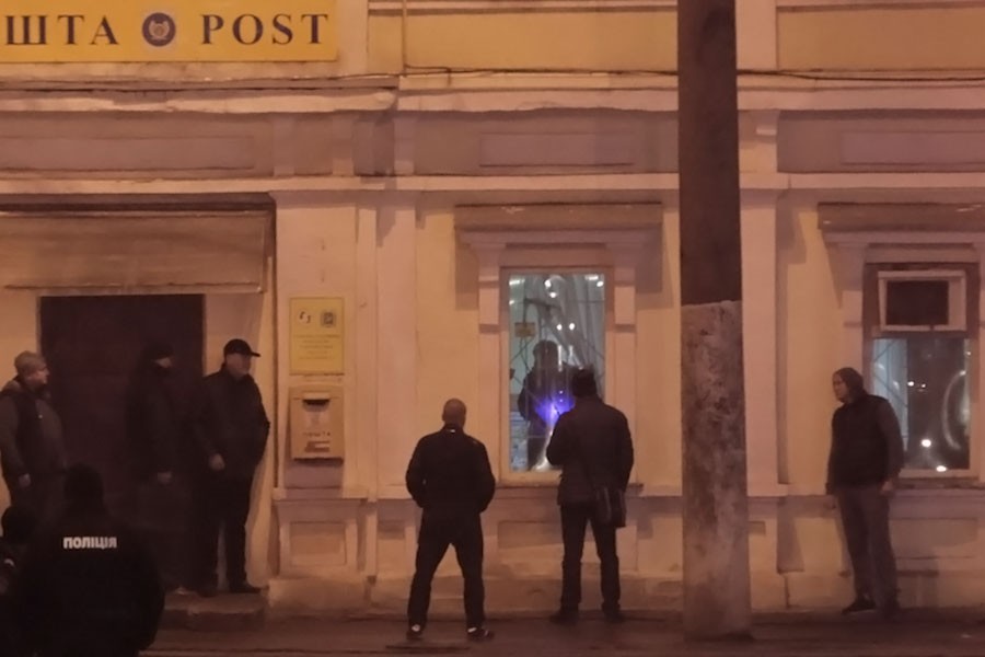 Law enforcement officers negotiate with a hostage-taker at a post office in Kharkiv, Ukraine December 30, 2017. (REUTERS)