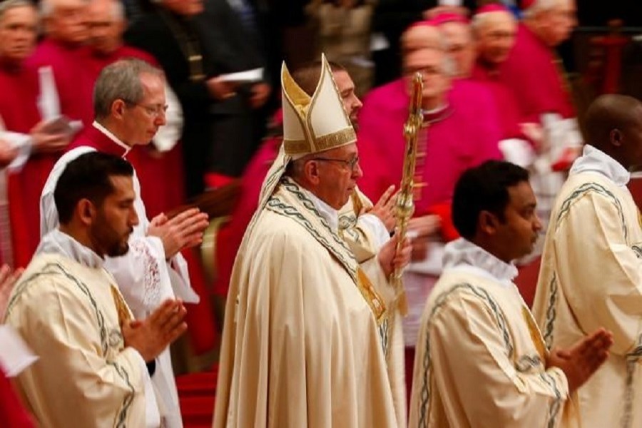 Pope Francis arrives to lead the First Vespers and Te Deum prayer in Saint Peter's Basilica at the Vatican December 31, 2017. Reuters