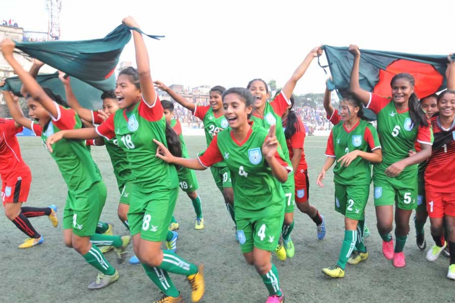 PM to accord reception to girls' football team