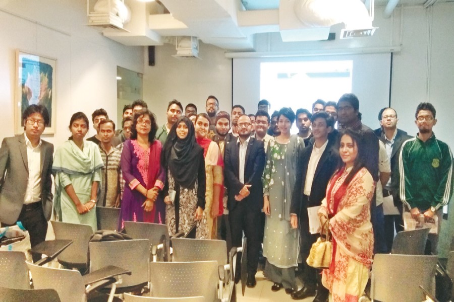 Participants and organisers pose for a photo at the end of a daylong session titled 'How to be a Maestro of Freelance Journalism?' held recently at EMK Centre at Dhanmondi, in the city