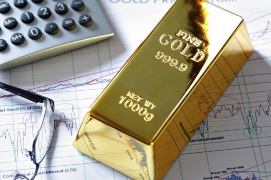 Gold prices inch down