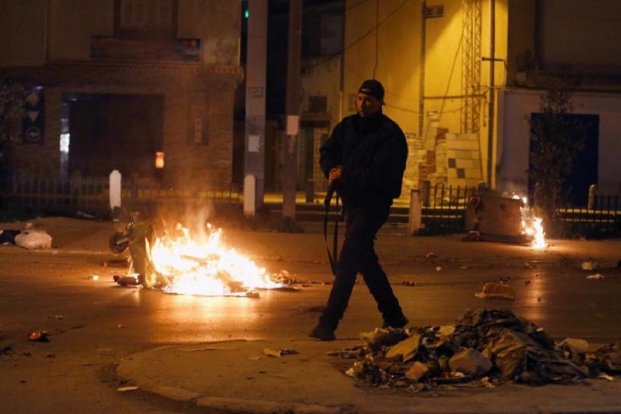 Riot police clash with protesters during demonstrations against rising prices and tax increases, in Tunis, Tunisia, January 10, 2018. Reuters