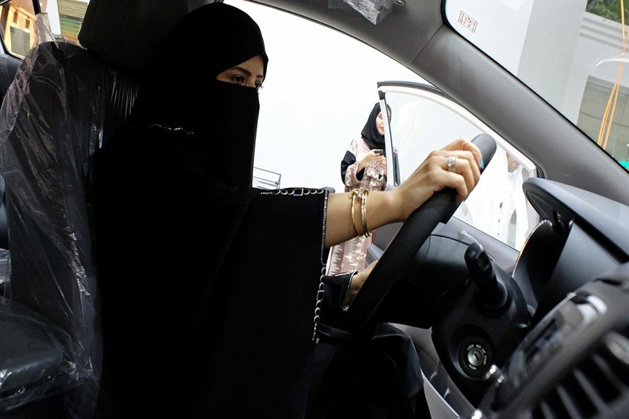 A Saudi woman checks a car at the first automotive showroom solely dedicated for women in Jeddah, Saudi Arabia January 11, 2018. Photo: Reuters