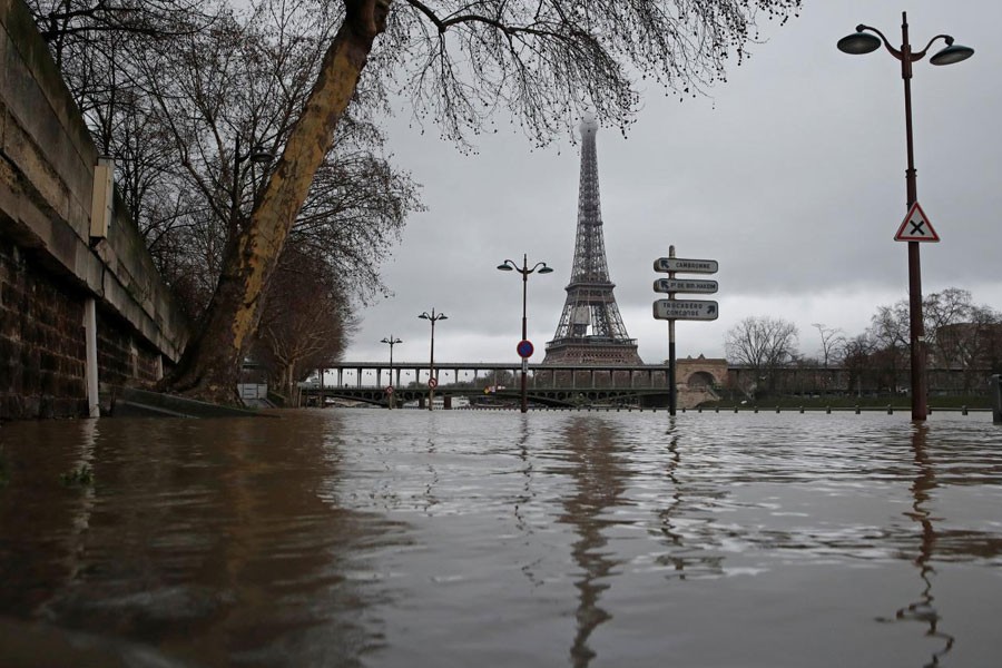 View of the flooded banks of the River Seine near the Eiffel tower in Paris, France, after days of almost non-stop rain caused flooding in the country, January 23, 2018. (REUTERS)