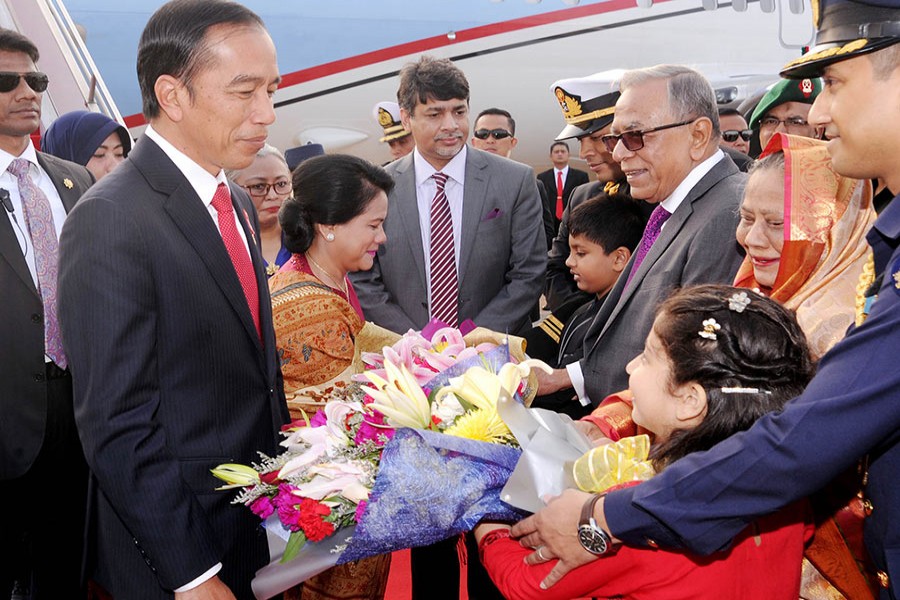 Joko Widodo was received by his Bangladesh counterpart Abdul Hamid and his wife first lady Rashida Khanam when he arrived in Dhaka on Saturday. - Focus Bangla file photo