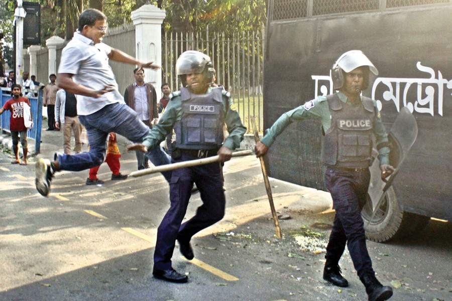 Activists attack law-enforcers near the High Court in the capital on Tuesday and snatch two detainees on BNP chairperson Khaleda Zia’s way home from the special court at Bakshibazar.	—Collected