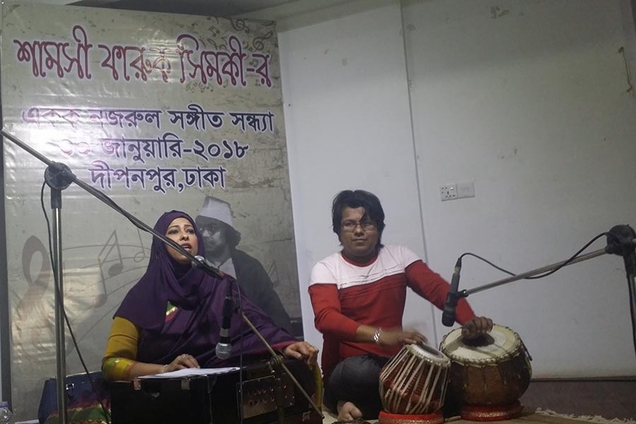 Shimky charms wintry evening audience of Dhaka in comeback solo