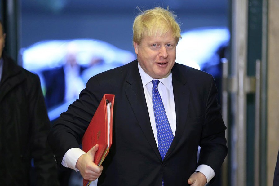 UK foreign secretary arrives in Dhaka