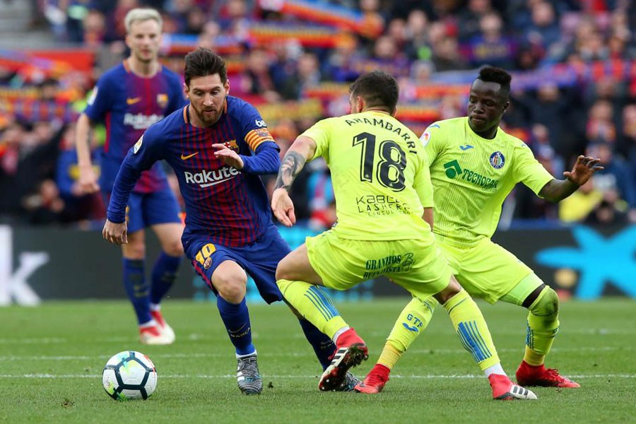 La Liga Santander - FC Barcelona vs Getafe - Camp Nou, Barcelona, Spain - February 11, 2018 Barcelona’s Lionel Messi in action with Getafe’s Mauro Arambarri and Amath Ndiaye. (REUTERS)