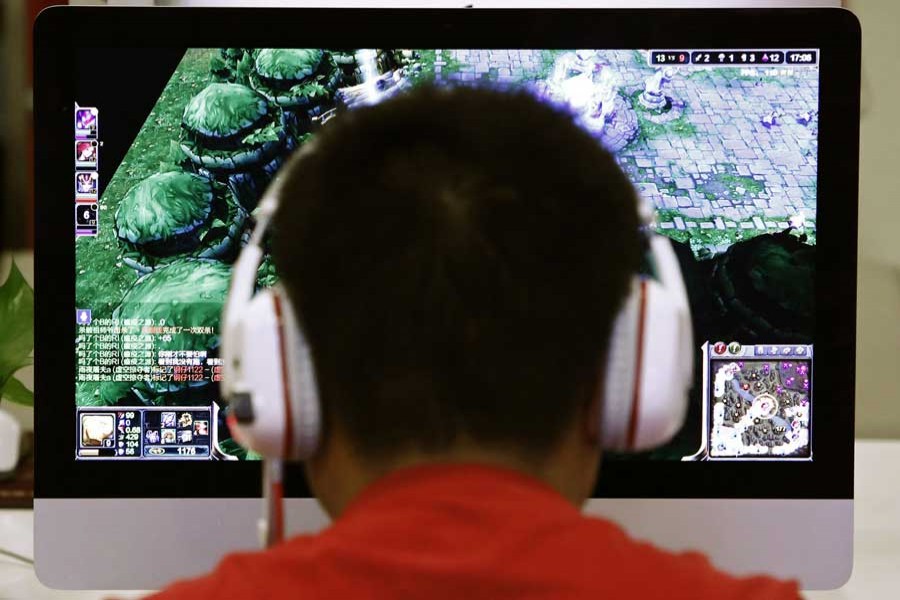 A man plays a computer game at an internet cafe in Beijing May 9, 2014. Reuters