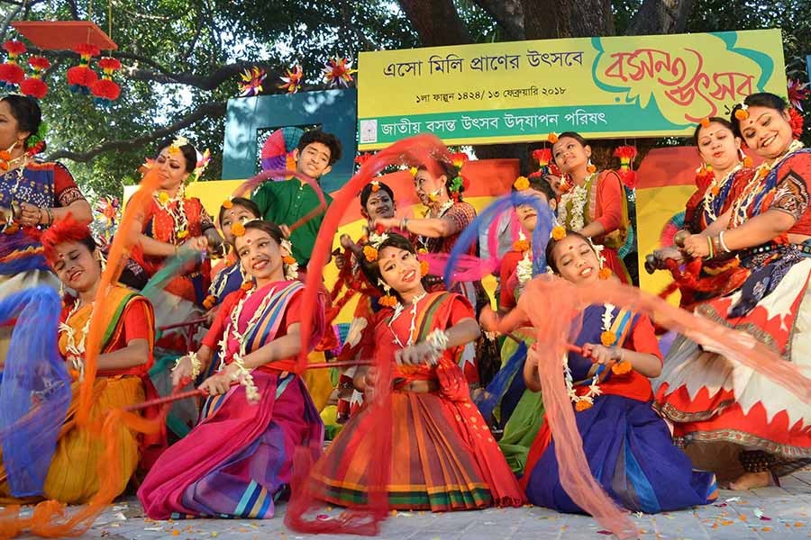 Jatiya Basanta Utsab Udjapan Parishad organises a cultural programme at Bakultola of Dhaka University on Tuesday to celebrate Pahela Falgun. -Focus Bangla Photo