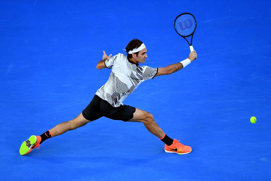 Federer surpasses Serena, Agassi to become oldest number one