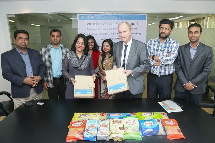 Fawzia Yasmeen, director of Ispahani Agro Ltd, and Tim Russell, chief of Party RDC, signs an agreement in Dhaka city on Thursday.