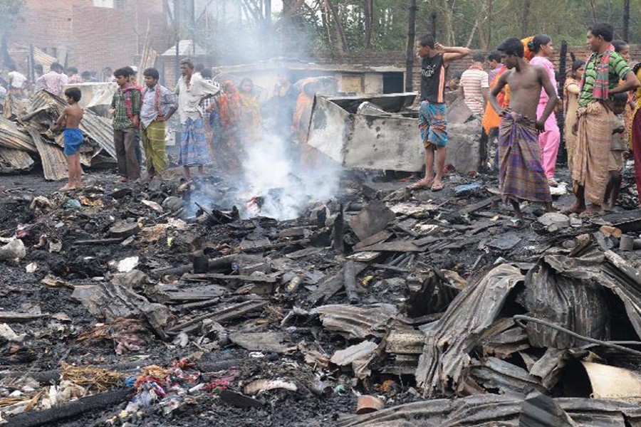 Fire guts 200 shanties in Ctg   