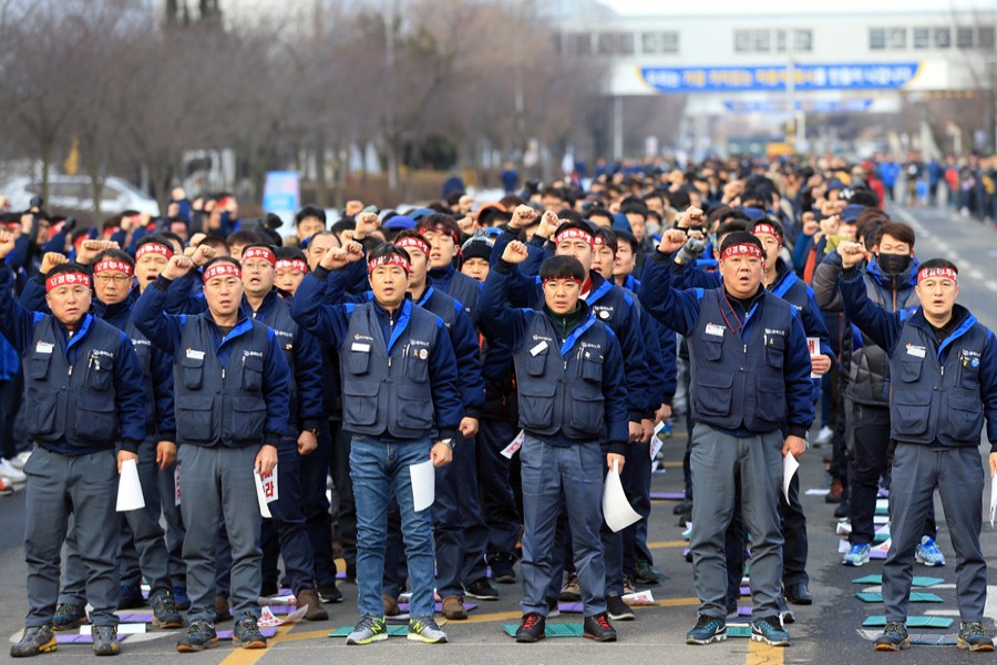 Members of the GM Korea union, a subcommittee for Korea Metal Workers' Union, hold a meeting to demand GM Korea withdraw its plan to shut down Gunsan manufacturing plant in Gunsan, South Korea February 14, 2018. Reuters