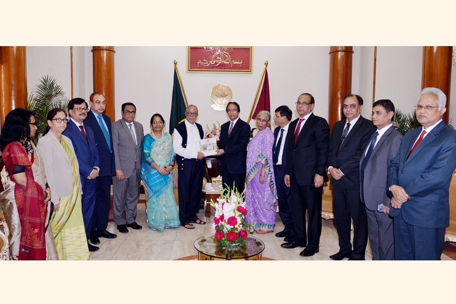 Bangladesh Public Service Commission (PSC) Chairman Dr Muhammed Sadique hands over the PSC's annual report-2017 to President Md Abdul Hamid at Bangabhaban in the city on Tuesday.	— PID