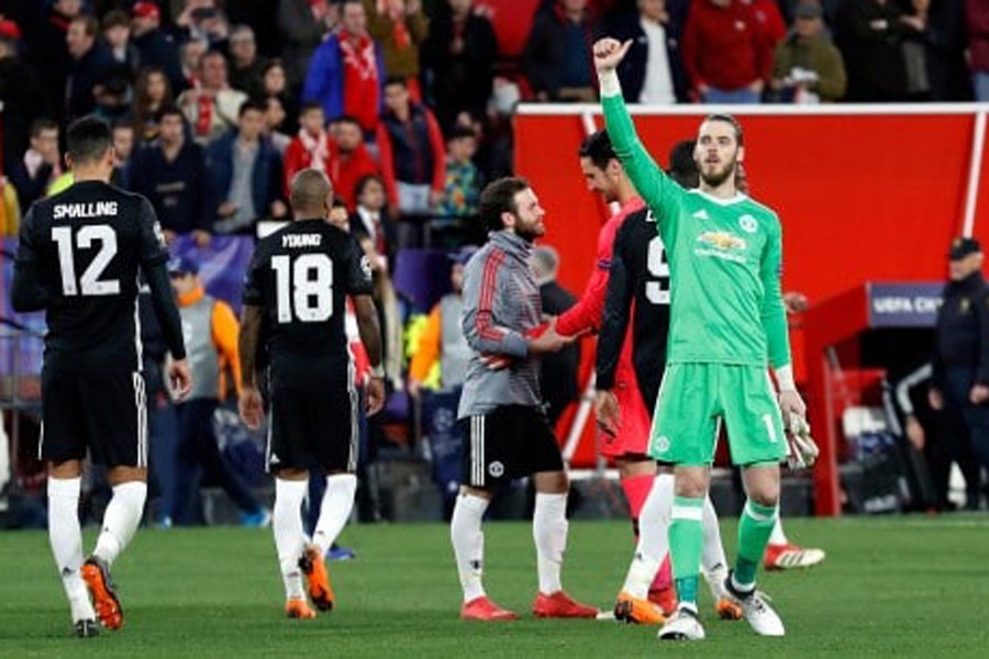 Manchester United goalkeeper David de Gea, right, gestures to the supporters at the end of the Champions League round of sixteen first leg soccer match between Sevilla FC and Manchester United at the Ramon Sanchez Pizjuan stadium at Seville in Spain on Wednesday. 	—AP