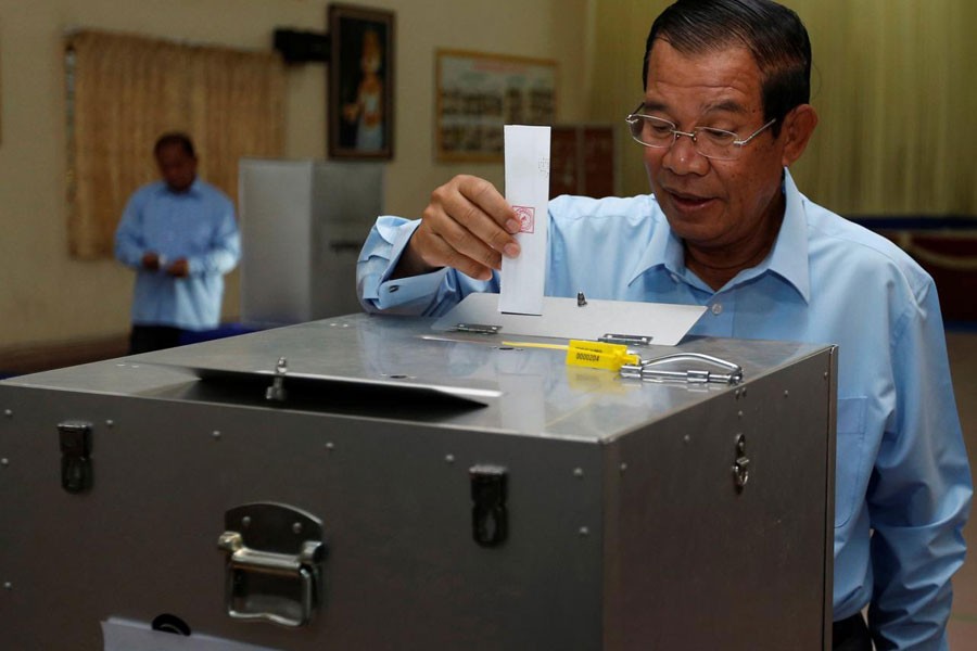 Cambodia's Prime Minister and President of the Cambodian People's Party (CPP), Hun Sen drops a ballot into a box during a senate election in Takhmao, Kandal province, Cambodia February 25, 2018. (REUTERS)