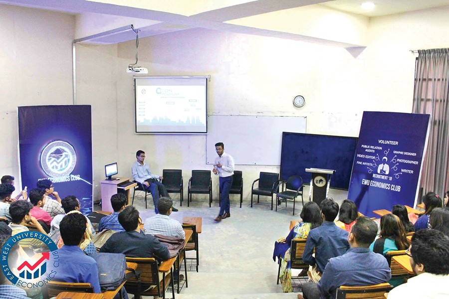 A speaker describing the policy development contest at a roadshow of EconPodium, arranged by BRAC University Economics Club